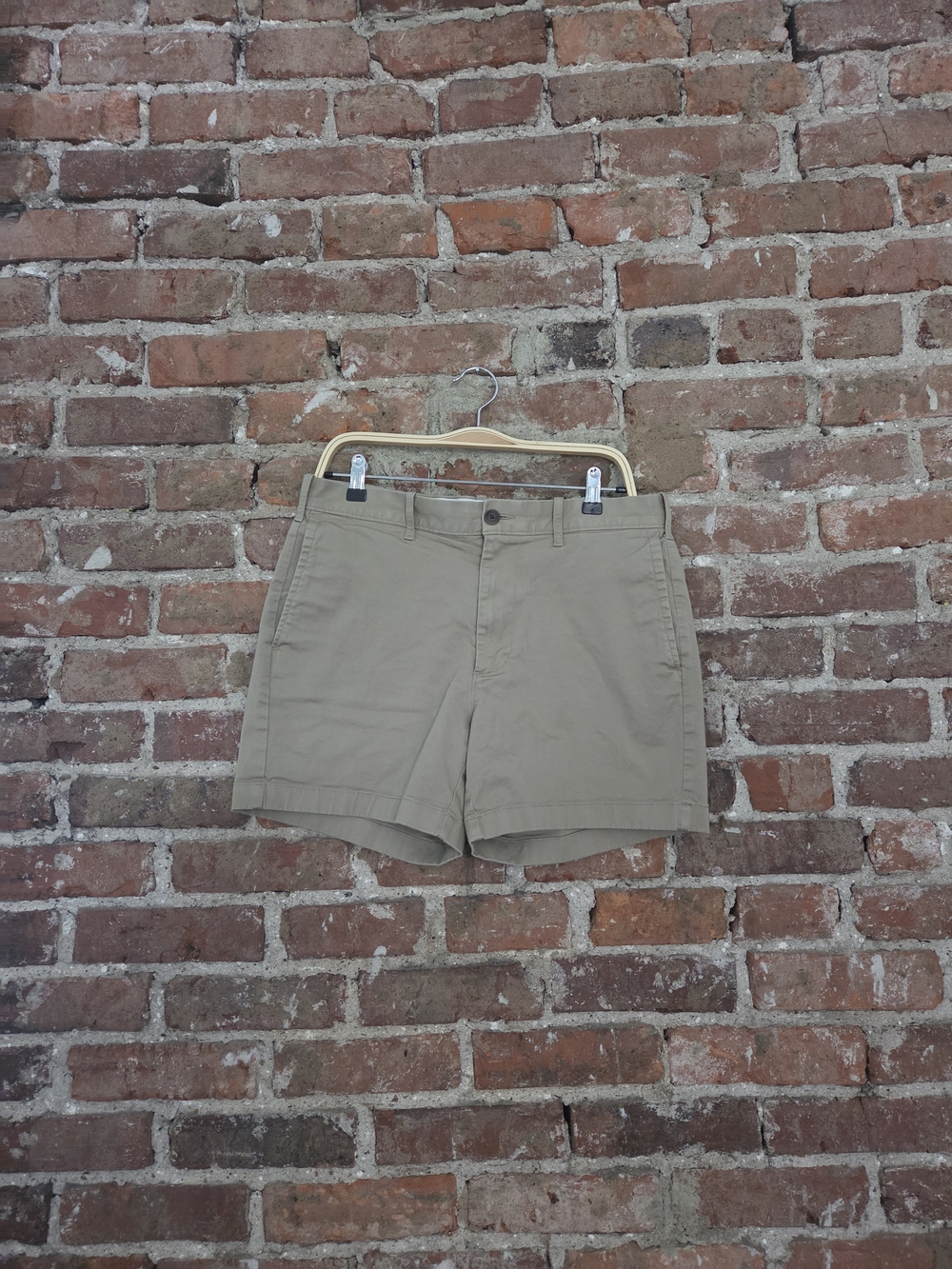 J. Crew Men's Khaki 5" Inseam Shorts - 32 Waist